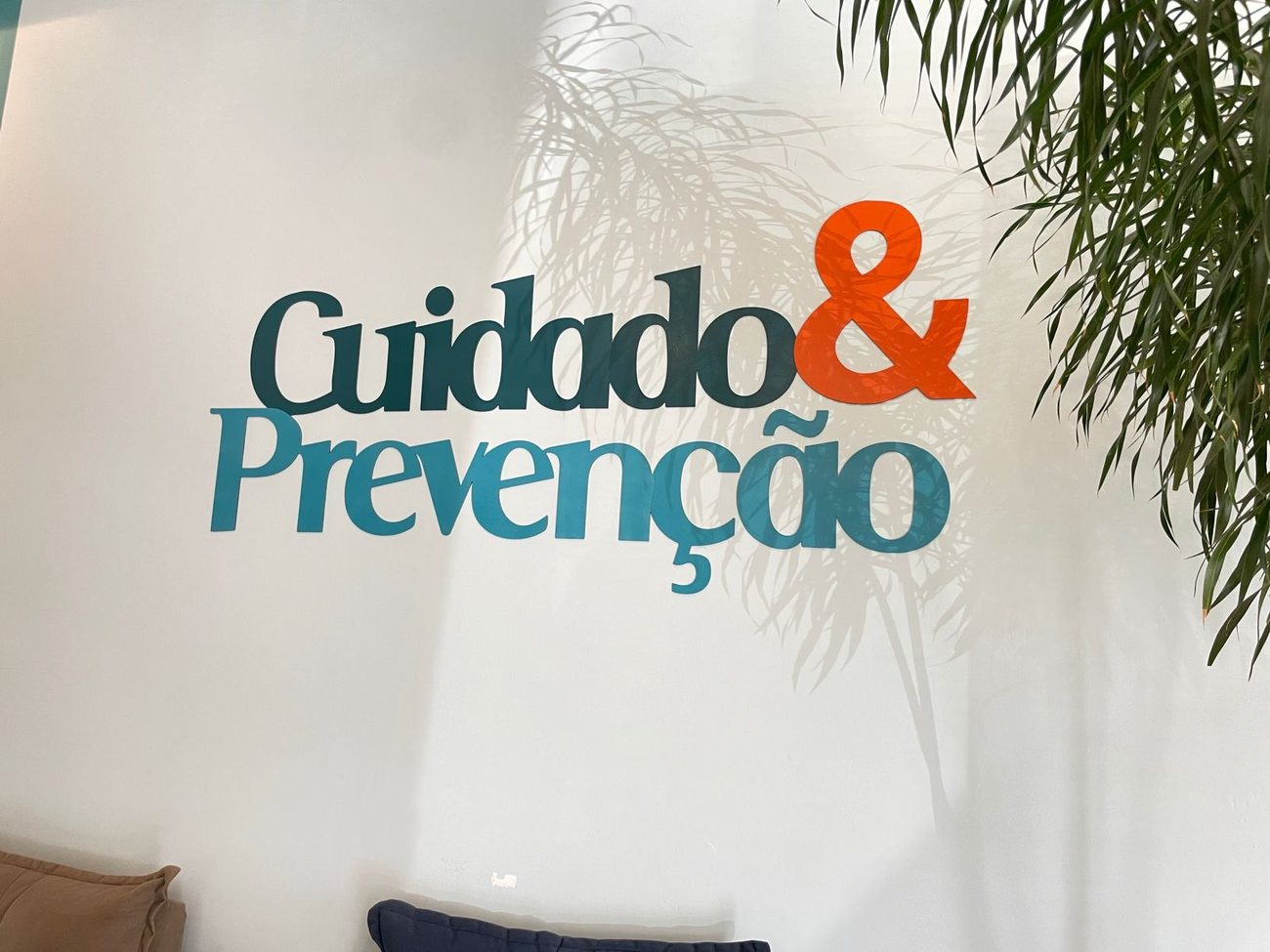 Marca Cuidado & Prevenção na parede da clínica
